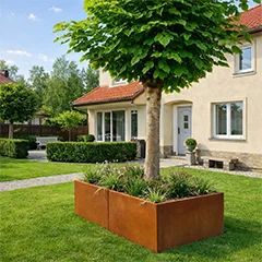 Jardiniere din oțel corten într-o grădină modernă cu aspect cald și durabil