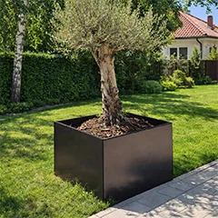 Jardiniere din oțel într-o grădină ordonată cu aspect modern și atemporal
